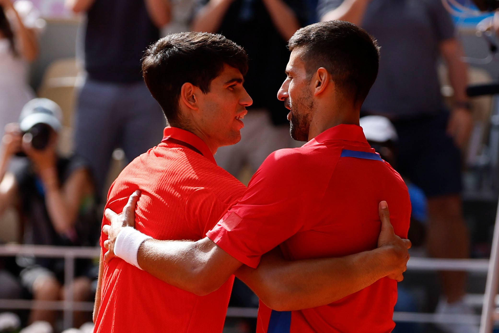 El tenista serbio Novak Djokovic habla con el español Carlos Alcaraz tras vencer en la final individual masculina de tenis de los Juegos Olímpicos de París 2024