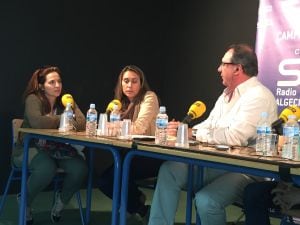 Manoli Rodríguez, del AMPA del colegio, y Patricía García profesora de inglés.