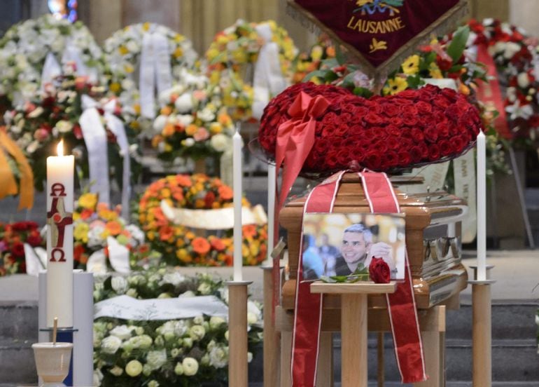 Varias coronas de flores rodean el ataúd del reconocido chef Benoît Violier durante su funeral en la catedral de Lausana, el pasado 5 de febrero.