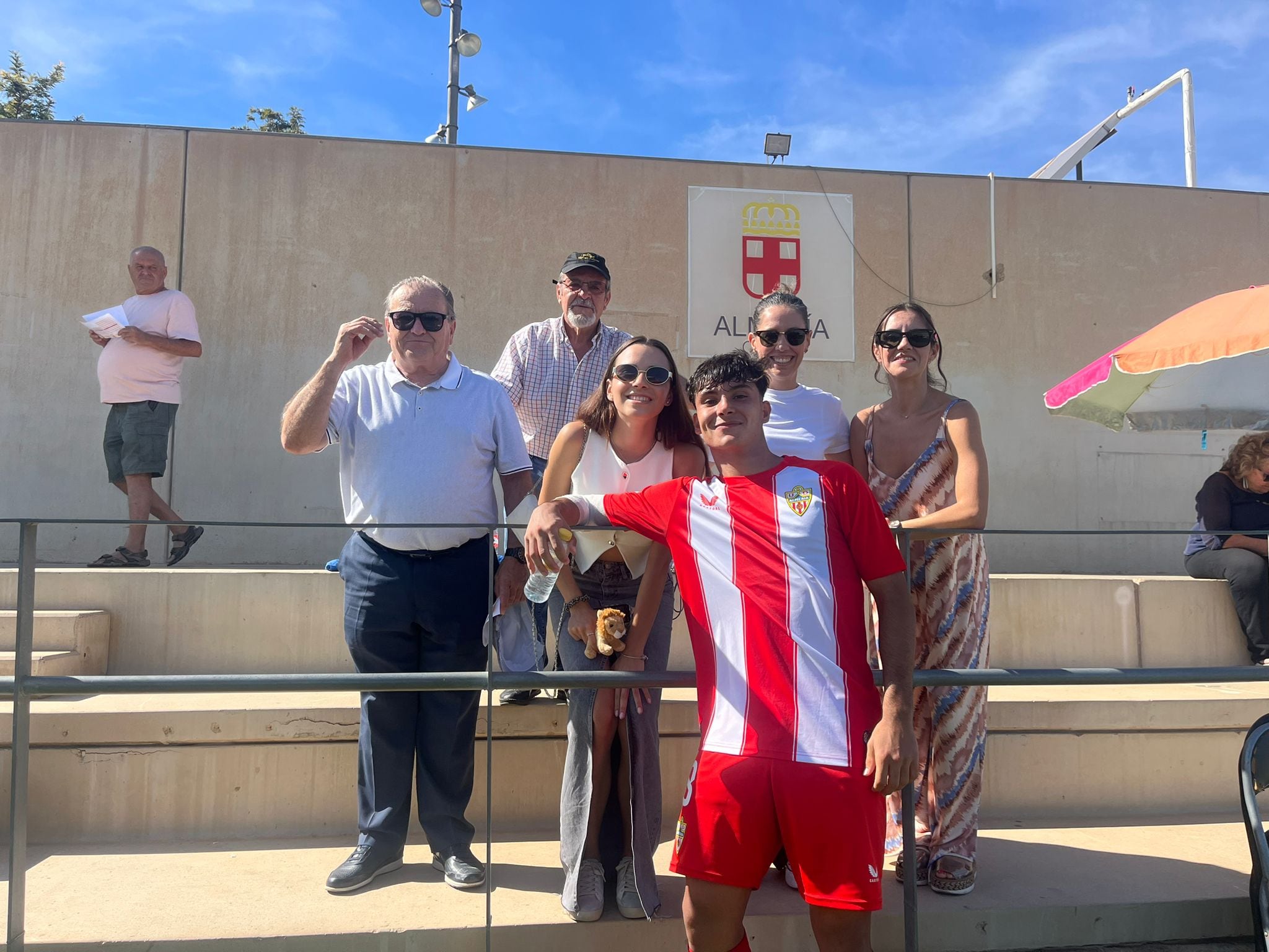 El centrocampista junto a su familia en el Anexo tras la victoria ante el Xerez CD.