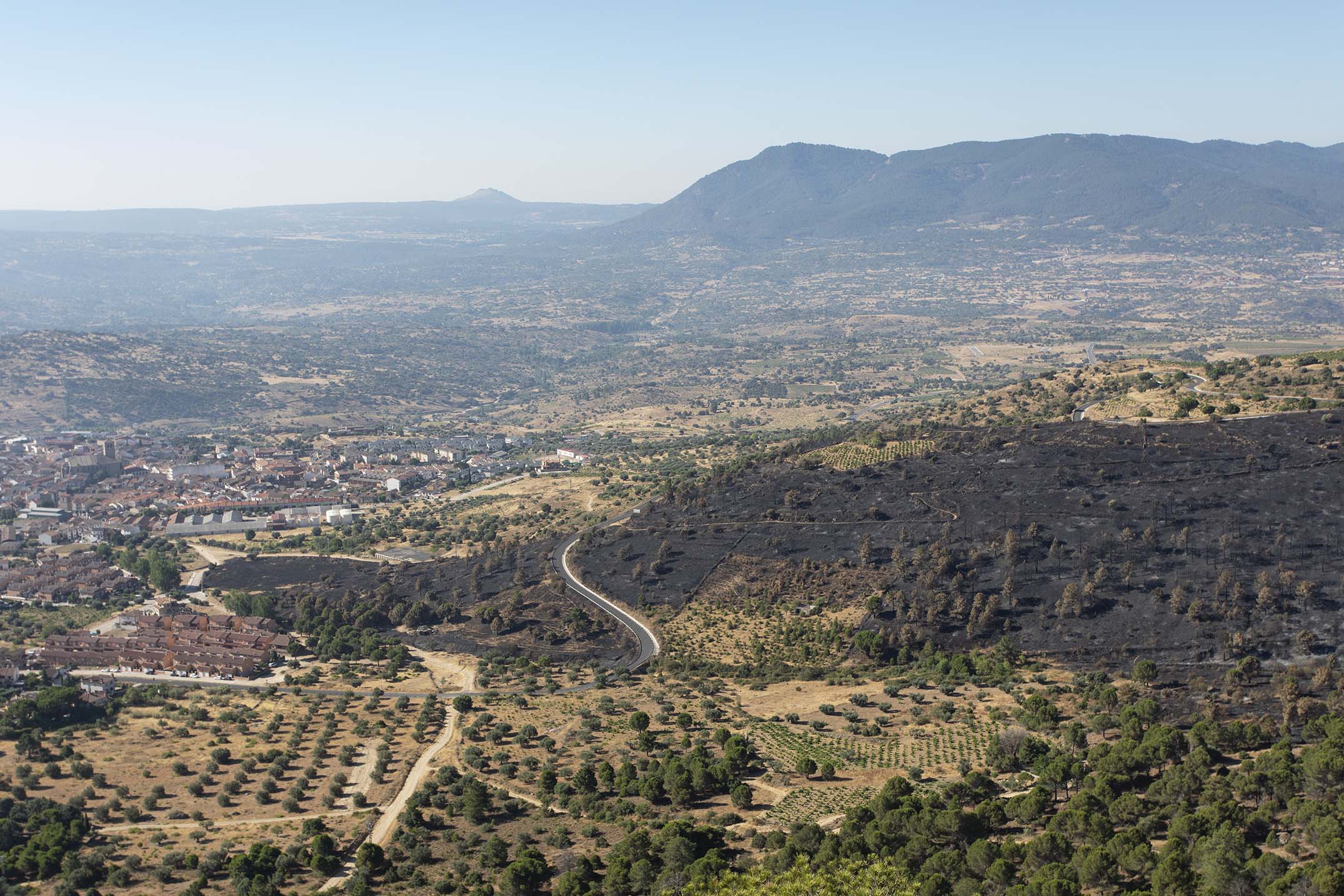 En la imagen se aprecia el punto, cercano a las casas de Cebreros, donde se originó el incendio