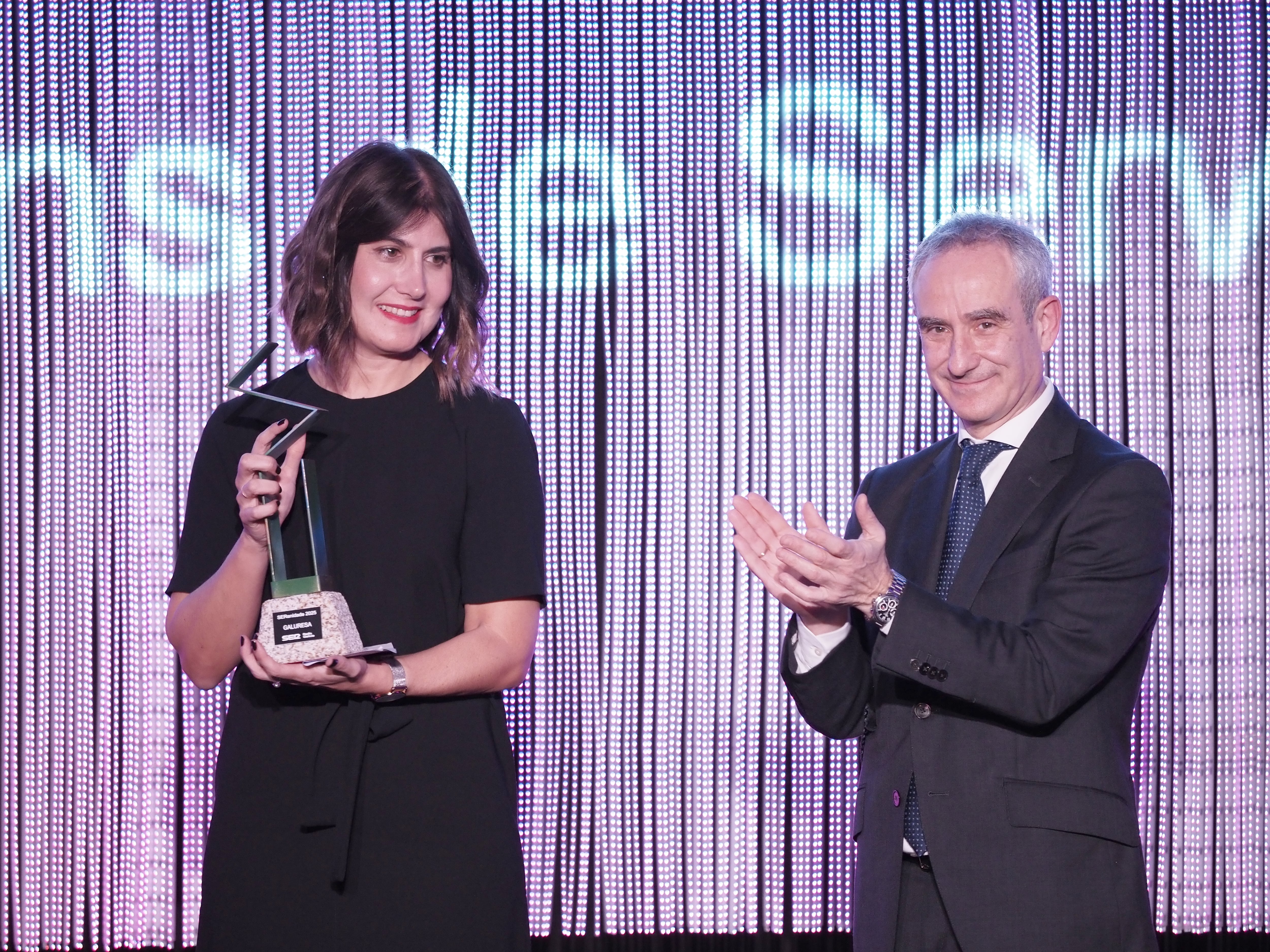 María José Mayo, responsable de la Galuresa, posa con su premio SERenidade junto al director de Radio Galicia, Mario Moreno