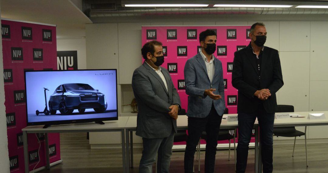 El responsable del Niu d’Andorra Telecom, Miquel Gouarré; el CEO de Lupa, Carlos Álvarez, i el desenvolupador de negoci de Lupa, Isaac Soro.