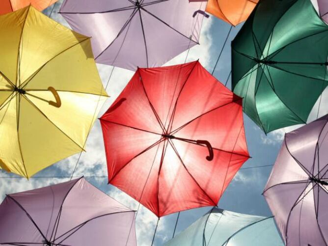 Paraguas en la calle Madrid de Getafe.