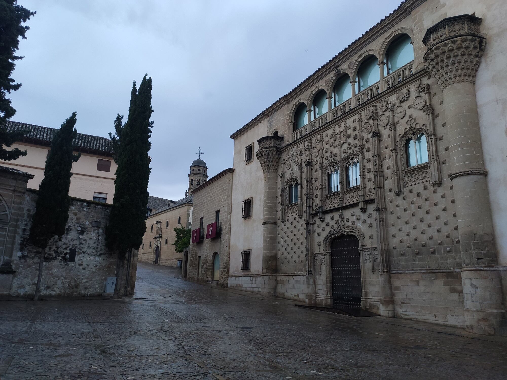 La ciudad de Baeza, dentro del casco histórico, durante un día lluvioso