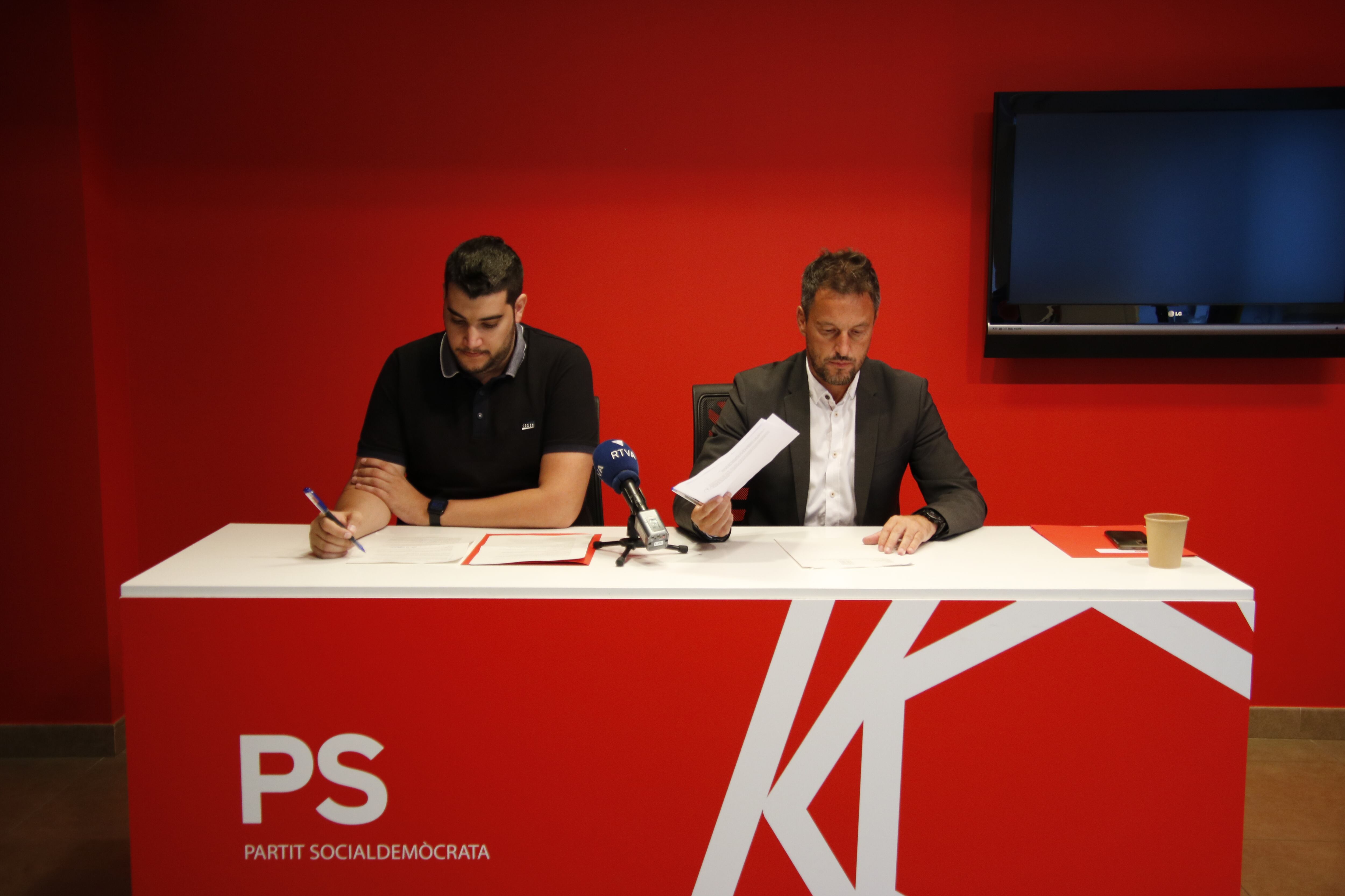 El president del PS, Pere López (d) i el secretari d'organització, Pere Baró, durant la roda de premsa de balanç de la darrera sessió del Consell General.