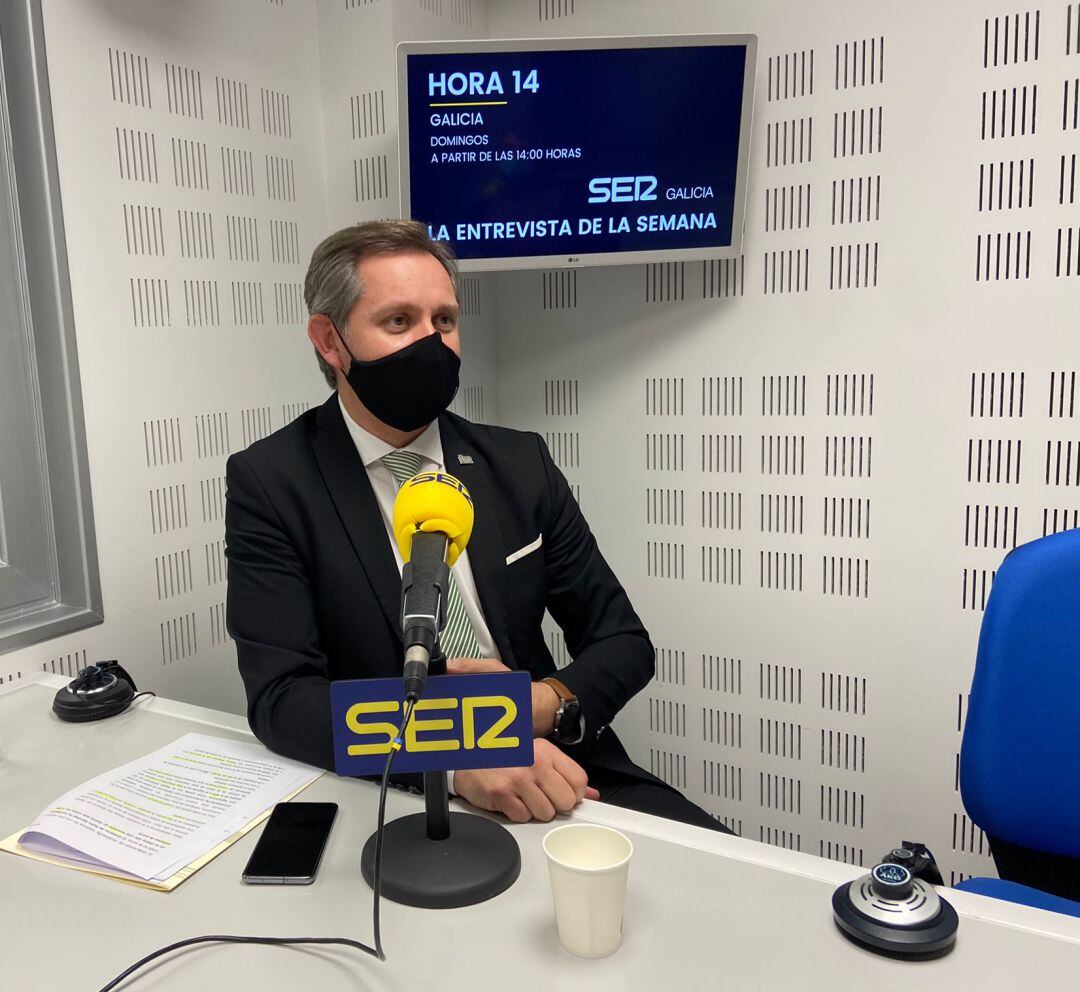 El delegado del Gobierno, José Miñones, en los estudios de Radio Galicia.