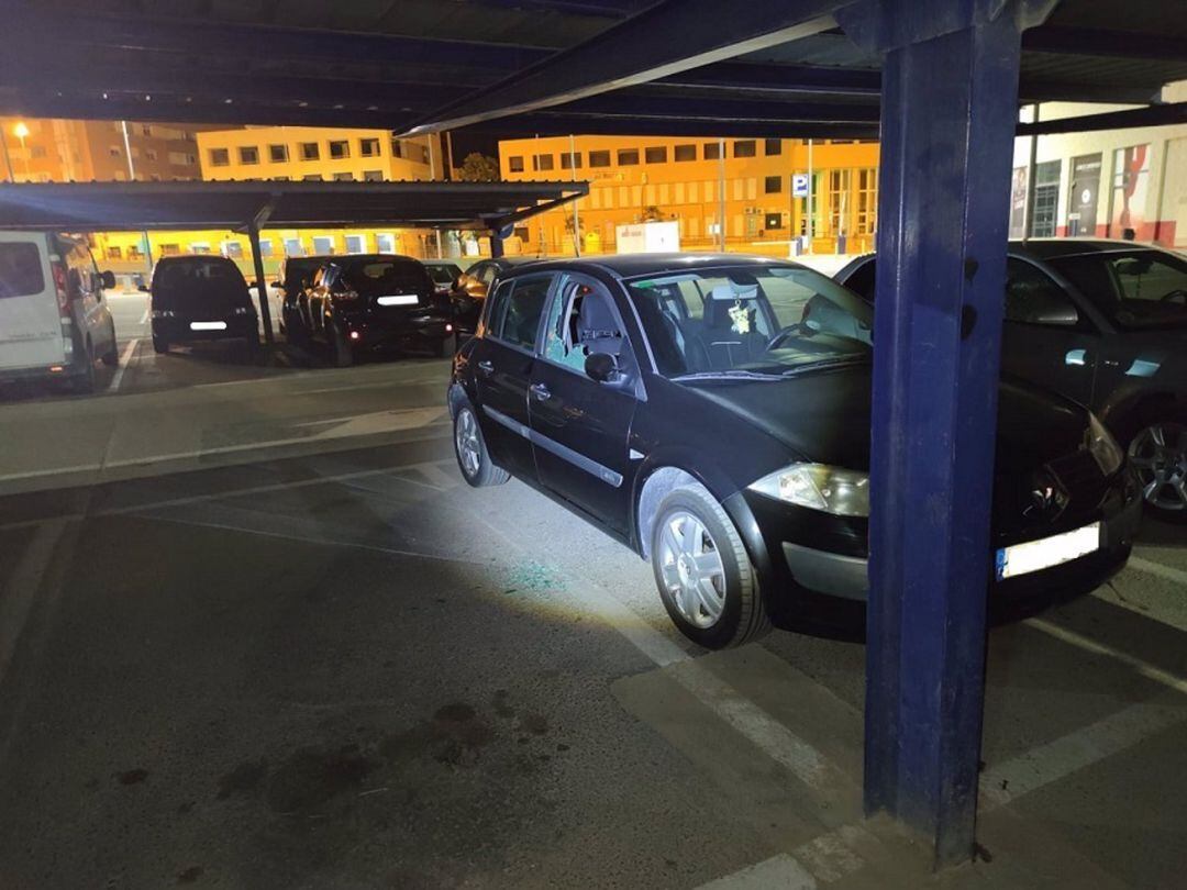 La Policía Local de Lorca detiene a una persona que rompio los cristales de 12 coches para robar en su interior.