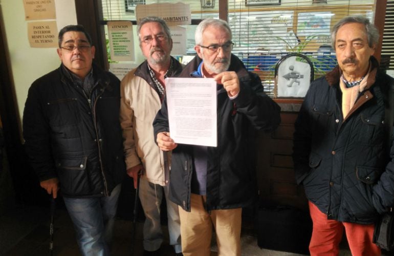 Los pensionistas antes de registrar el escrito en el Ayuntamiento de Plasencia