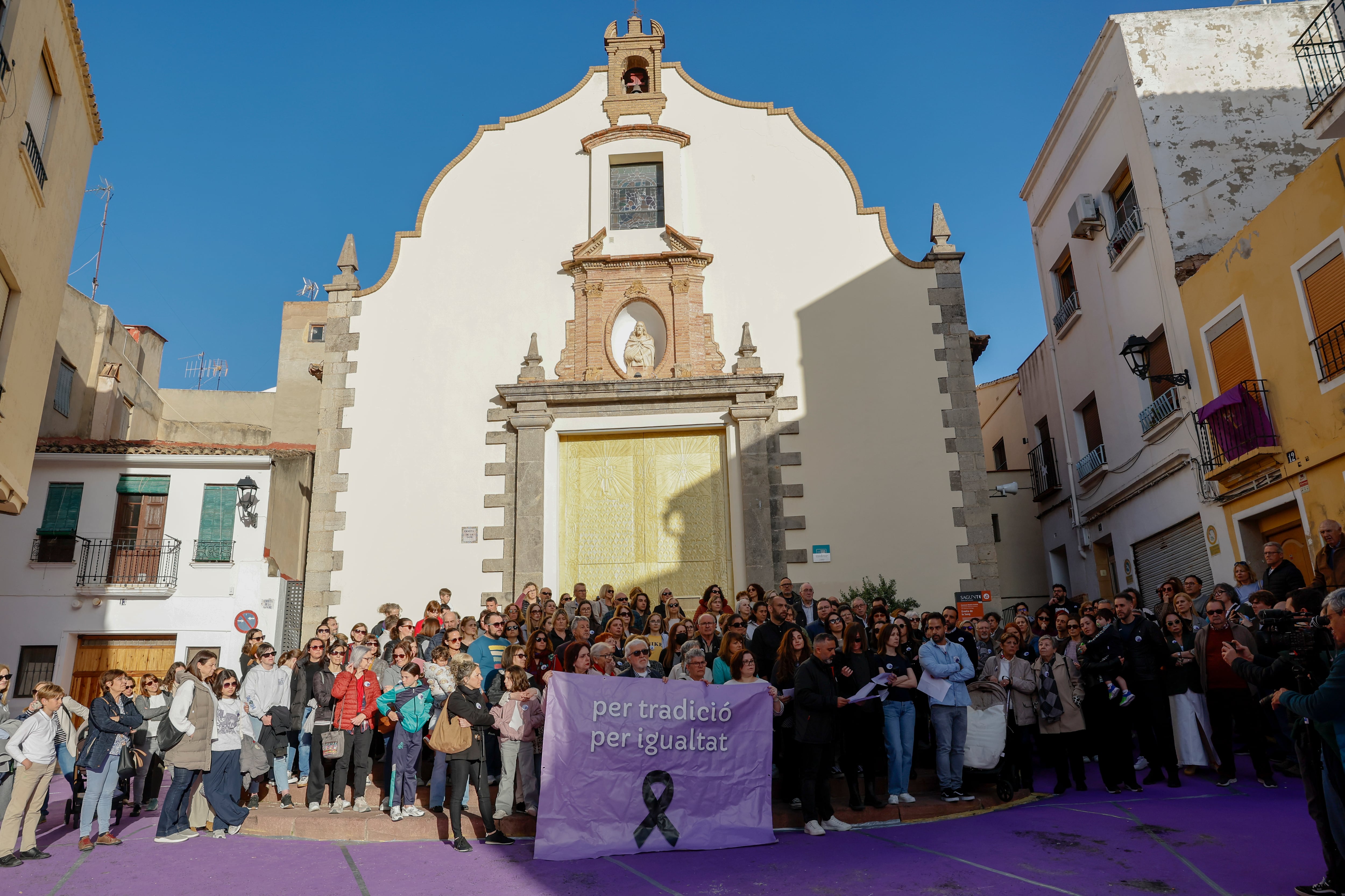 GRAFCVA3082. SAGUNTO (VALENCIA), 31/03/2026.- Vista general de la V Concentración por una Semana Santa Inclusiva en Sagunto llevada a cabo este martes ante la Ermita de la Sangre. EFE/Ana Escobar