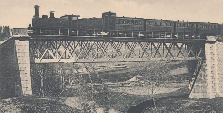 Tren en 1910 a su paso por el puente de hierro sobre el río Júcar a su llegada a la ciudad de Cuenca, aún en uso.