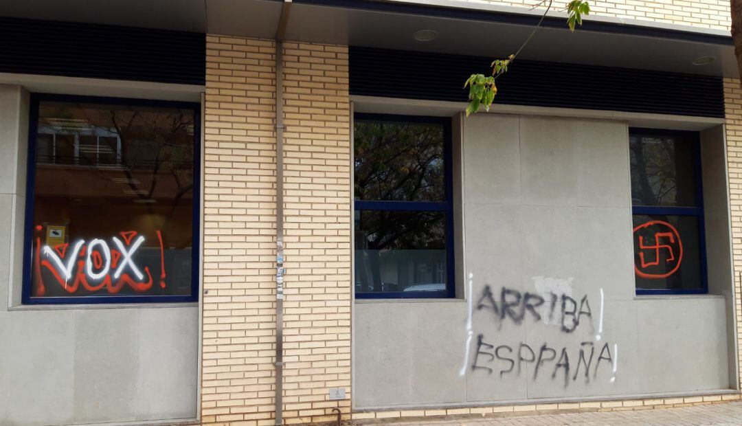 Las pintadas han aparecido en la sede de Extranjería de la calle Motilla del Palancar de Valencia