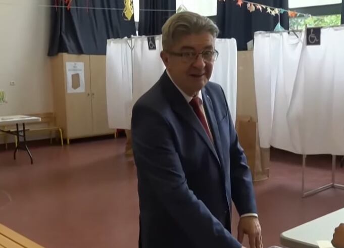 Jean-Luc Melénchon acude a votar en su colegio electoral