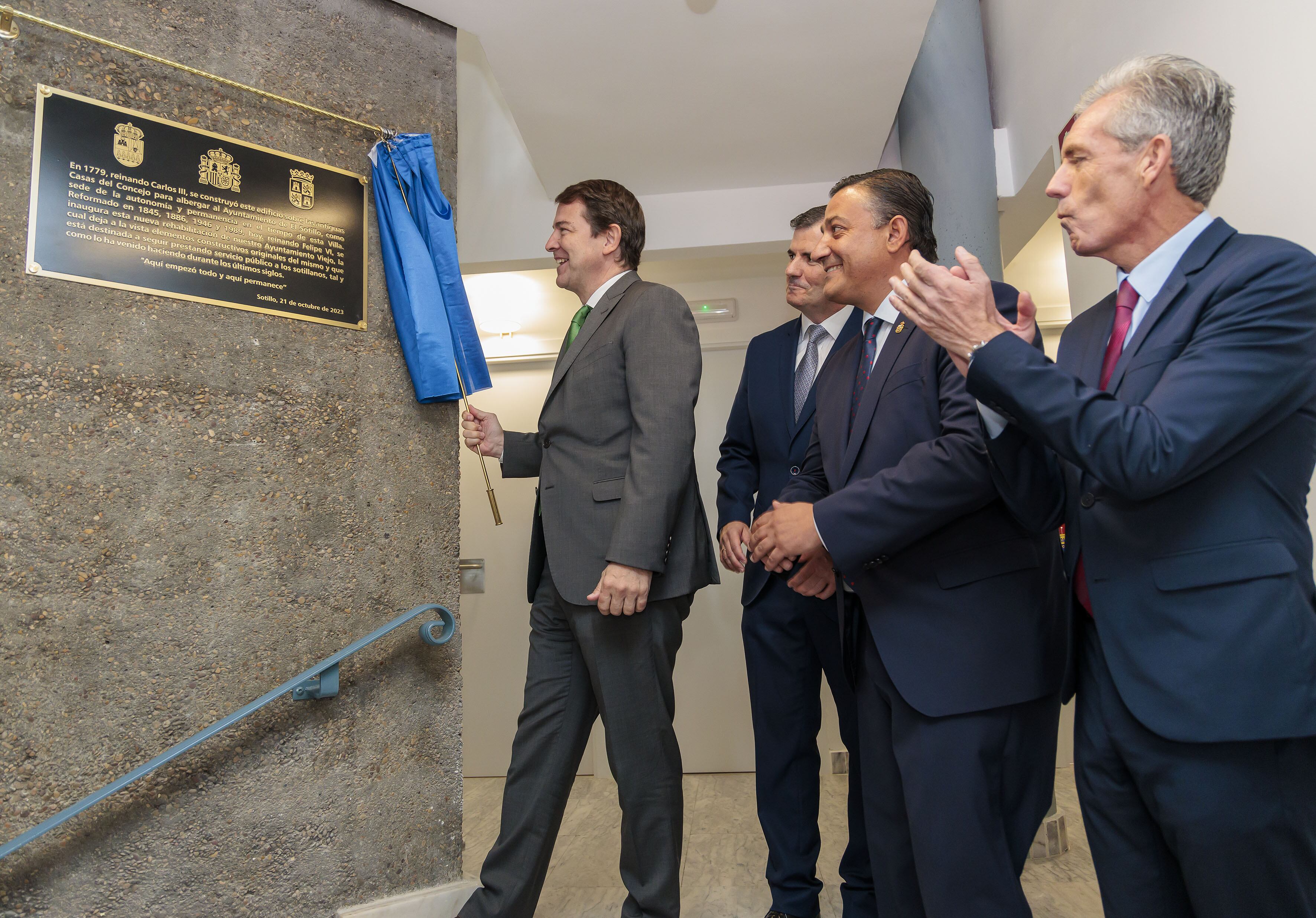 Descubrimiento de una placa en el antiguo ayuntamiento de Sotillo