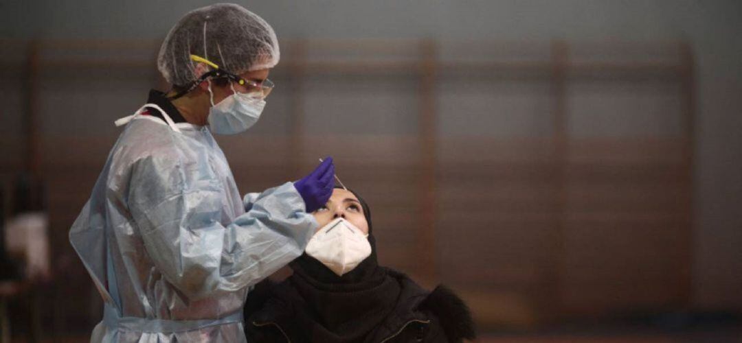 Realización de un test de antígenos.