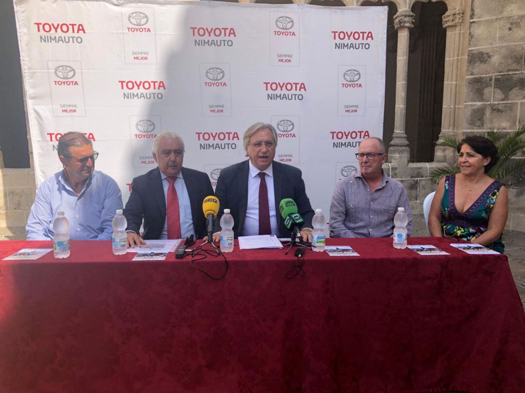 Francisco Camas, te niente de alcaldesa, junto a Delfín Gómez, presidente del Club Deportivo Ecuestre Los Llanos, y José Luis Nimo, gerente de Toyota Nimauto