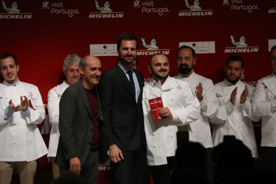 Paco Pérez, a la dreta, recull el reconeixement d&#039;una estrella Michelin pel Terra, el 21 de novembre de 2018 a Lisboa.