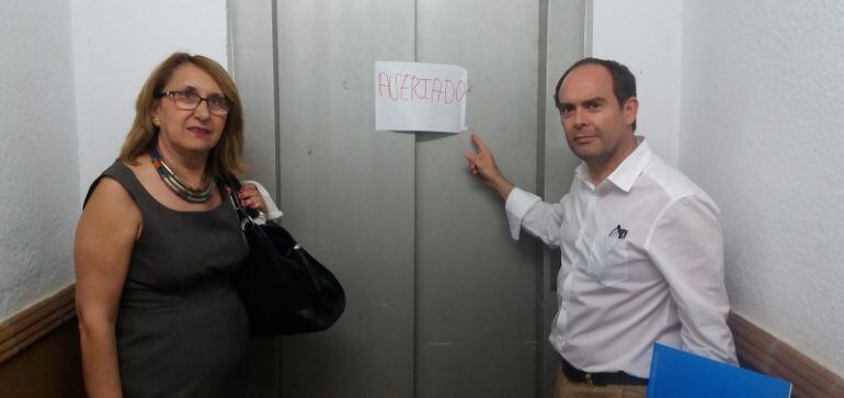 Francisco Estepa y María Isabel Lorite junto al ascensor estropeado del Mercado de San Francisco