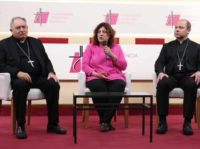 Los obispos de Canarias, José Mazuelos (i), y Tenerife, Eloy Santiago (d), informan en Madrid sobre los actos de la visita del papa León XIV a las islas relacionados con la inmigración. EFE/Kiko Huesca