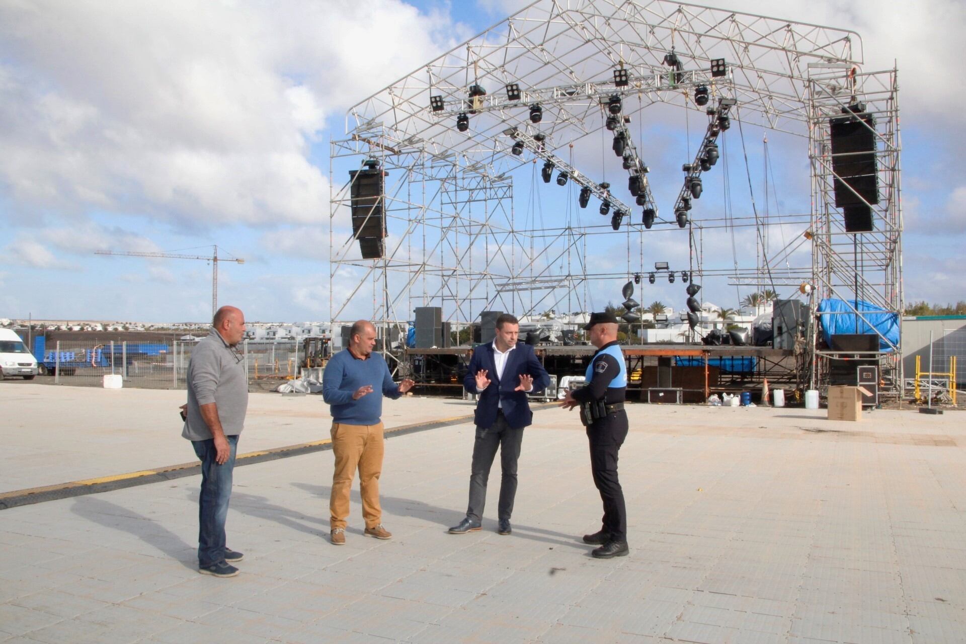 El alcalde de Yaiza, Óscar Noda, supervisando los últimos preparativos.