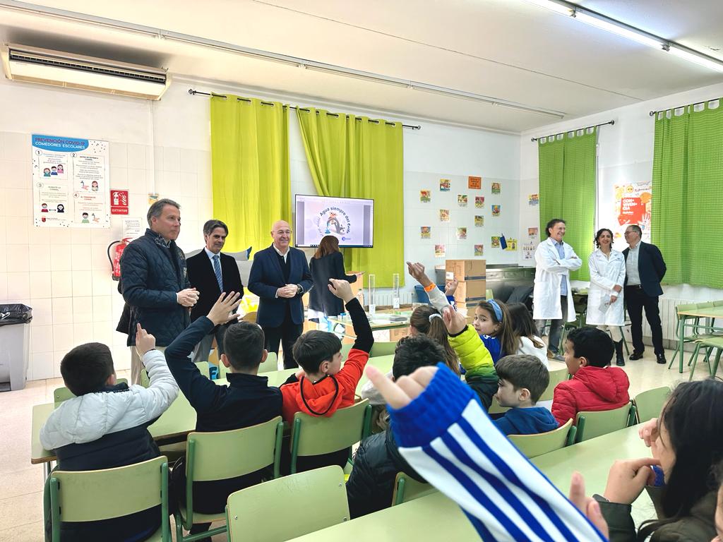 Los alumnos del CEIP Pérez de Hita reciben una charla de la campaña &quot;bebe agua con grifo&quot;