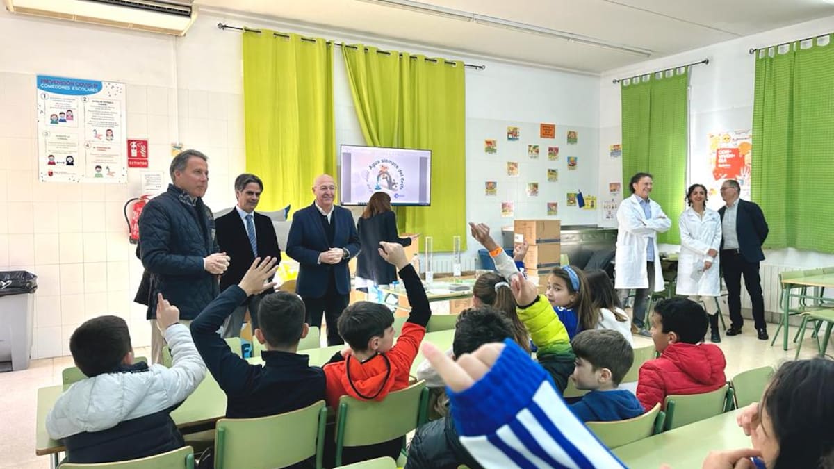 Las administraciones animan a los escolares a beber agua del grifo