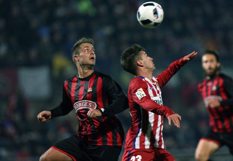 Luciano Vietto lucha el balón con Jesús Olmo.