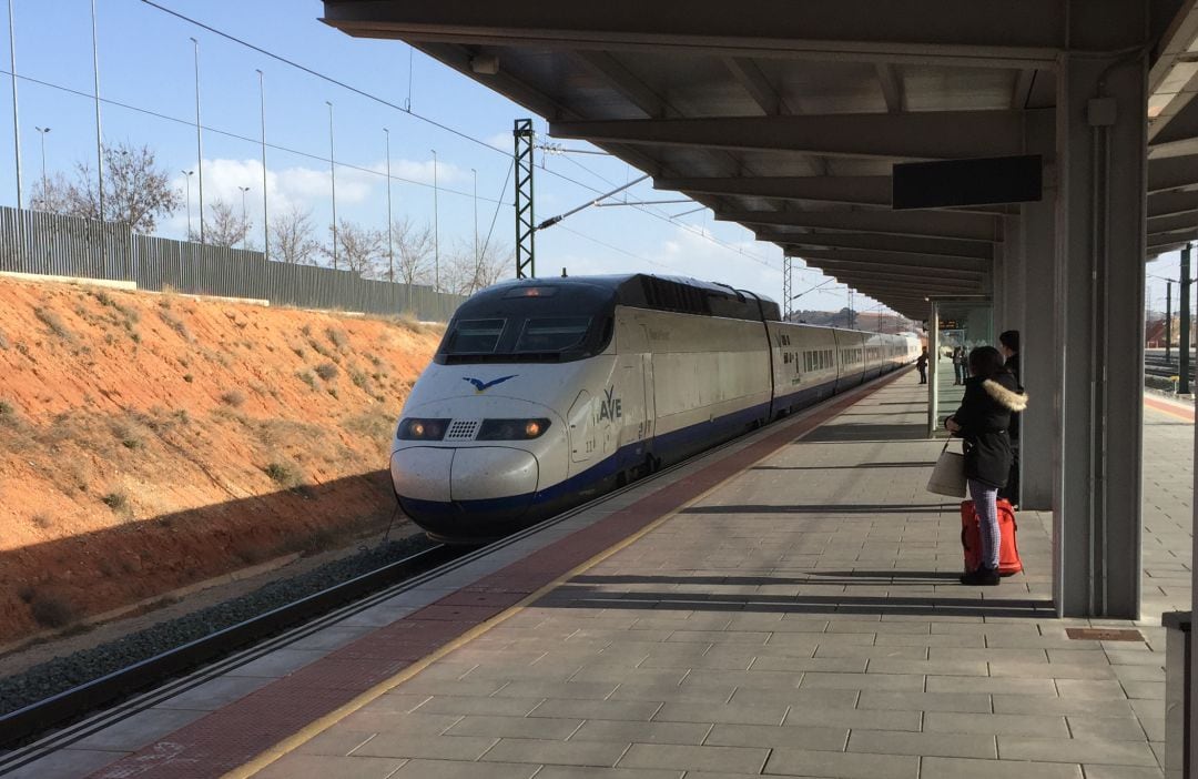 Tren AVE en la estación Fernando Zóbel de Cuenca,