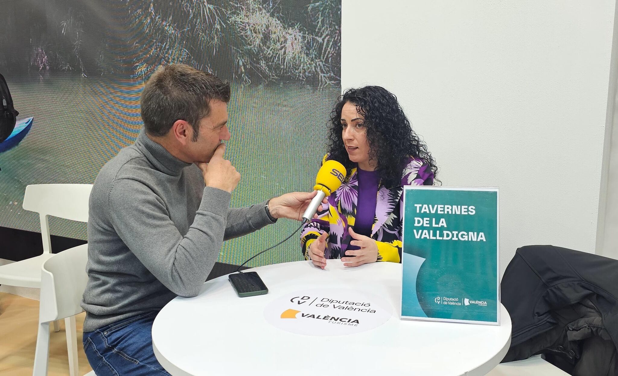 La alcaldesa de Tavernes, Lara Romero, y el periodista Xavi Blasco, en FITUR 2025