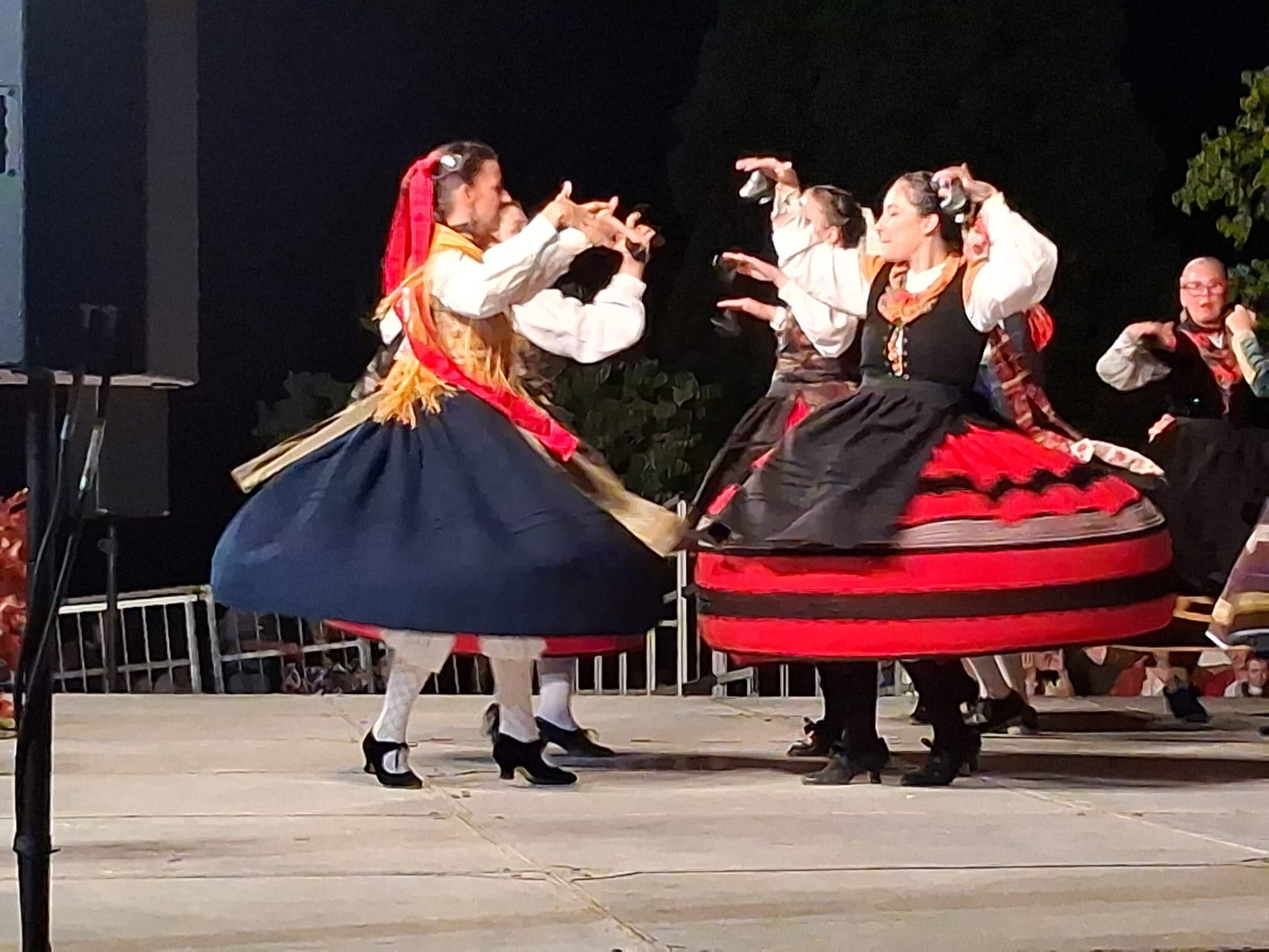 Grupo de Jotas Alquería en la ofrenda de flores a la Virgen de las Viñas 2025