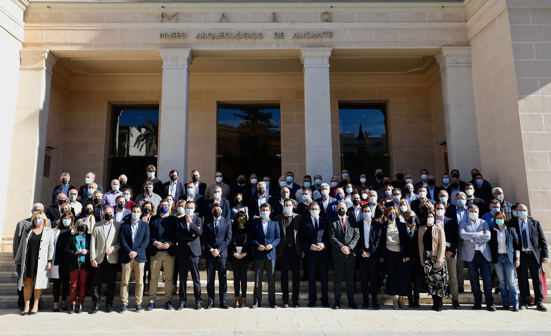 Imagen de los alcaldes y autoridades participantes en el Foro