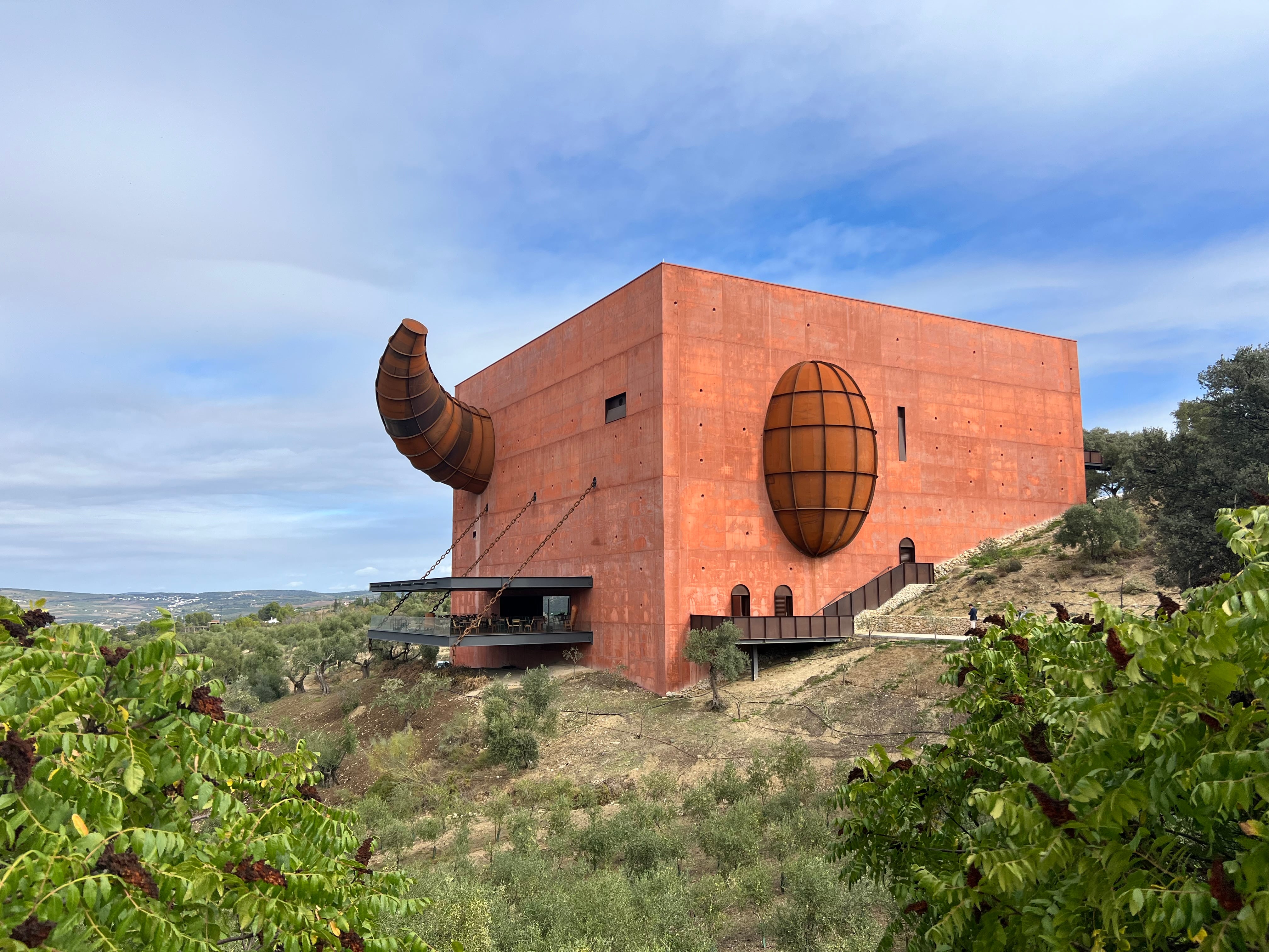 El edificio ideado por el arquitecto francés es una de las imágenes más icónicas del recinto que se extiende en casi 30 hectáreas de terrenos