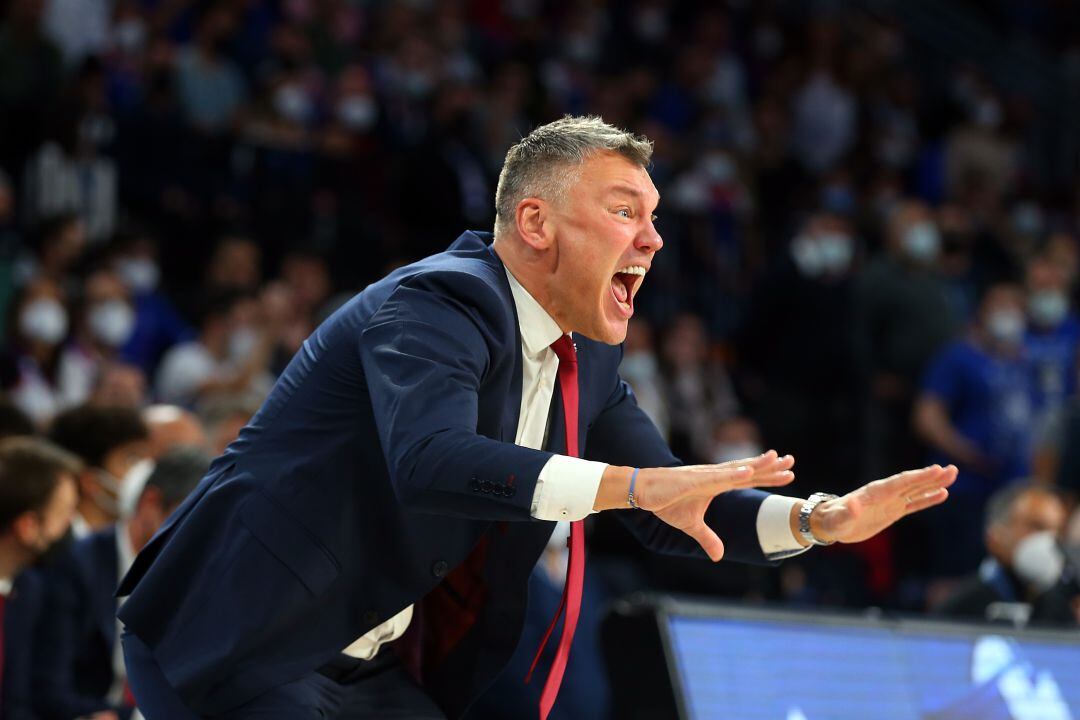 Sarunas Jasikevicius da órdenes a sus jugadores en el partido ante el Anadolu Efes