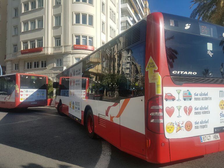 Autobuses de línea circulan por la Rambla de Alicante
