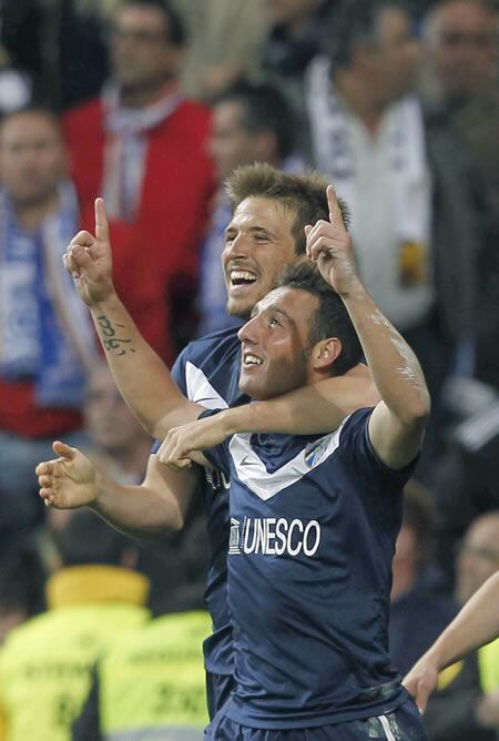 El centrocampista del Málaga CF Santi Cazorla (d) celebra su gol con su compañero Ignacio Camacho durante el partido, correspondiente a la vigésimo octava jornada de Liga de Primera División