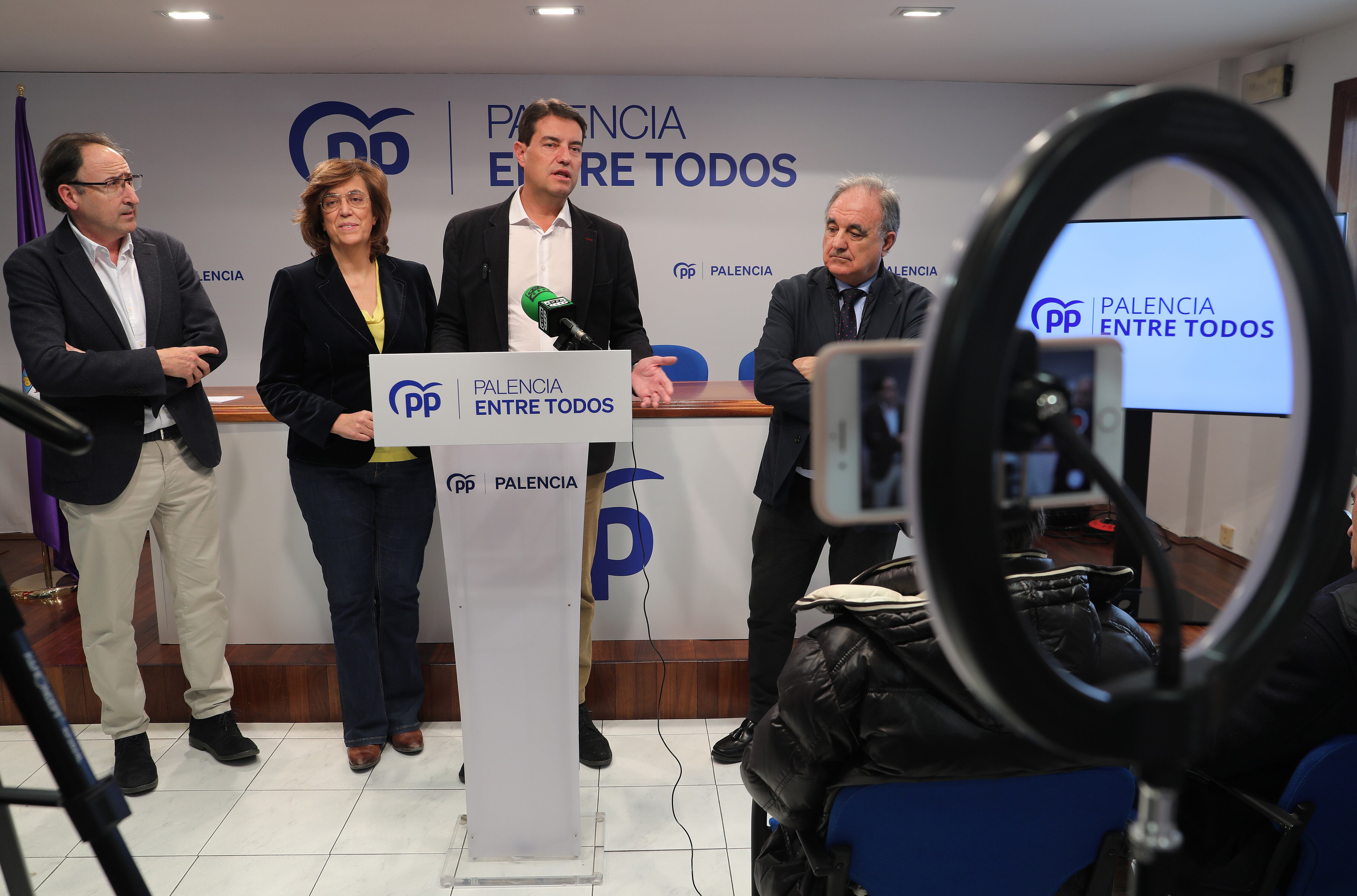 Constitución del Comité de Campaña del PP de Palencia El coordinador de Campaña Autonómico del PP, Ángel Ibáñez(2D), acompaña a la presidenta provincial,Ángeles Armisén; al candidato a la alcaldia de Palencia, Alfonso Polanco(I);y al jefe de campaña de Palencia, Antonio Rubio (D), en la constitución del Comité de Campaña provincial