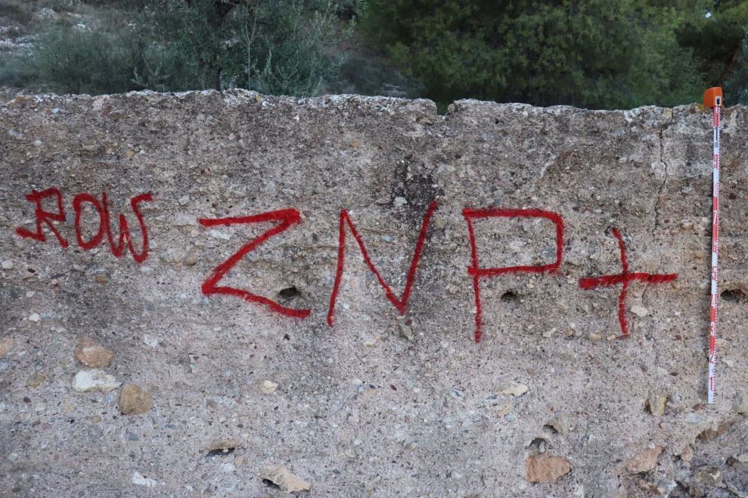 Pintada sobre una de las torres medievales de la Fuensanta