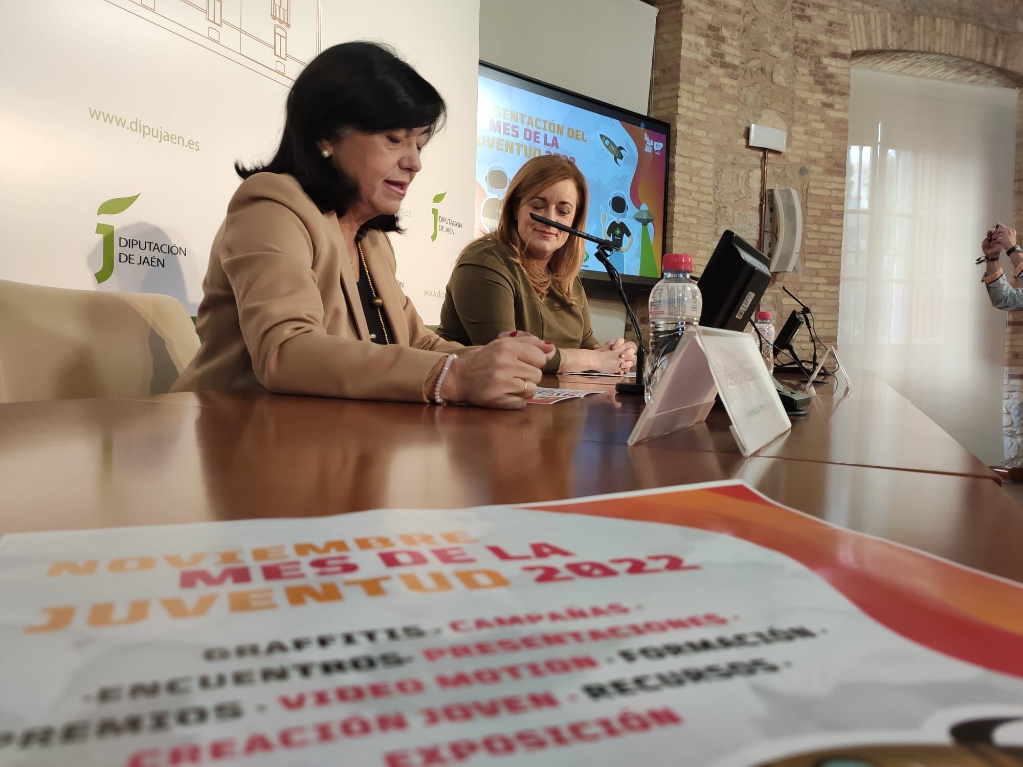 La vicepresidenta primera de la Diputación y diputada del Igualdad y Bienestar Social, Francisca Medina, presentaba junto a la diputada de Juventud, Pilar Lara, el mes de la Juventud 2022