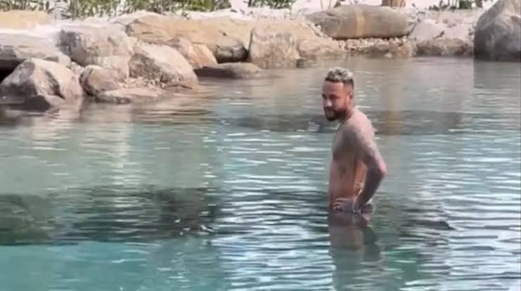 Neymar se baña en el lago de su casa