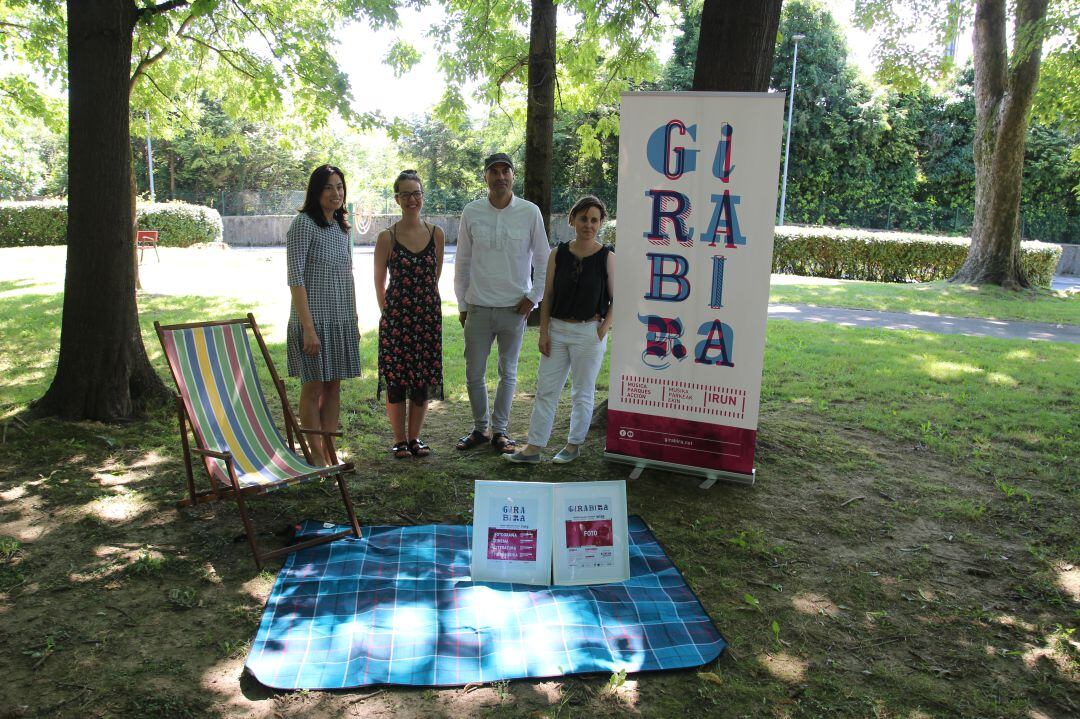 Responsables de &quot;Txikis del Bidasoa&quot; y &quot;Ezmugak&quot; junto a la delegada de Cultura, Juncal Eizaguirre.