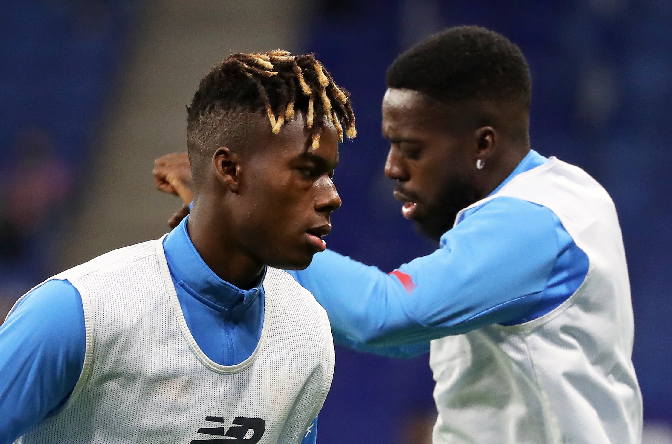 Nico Williams e Iñaki Williams calientan antes de un partido con el Athletic Club.