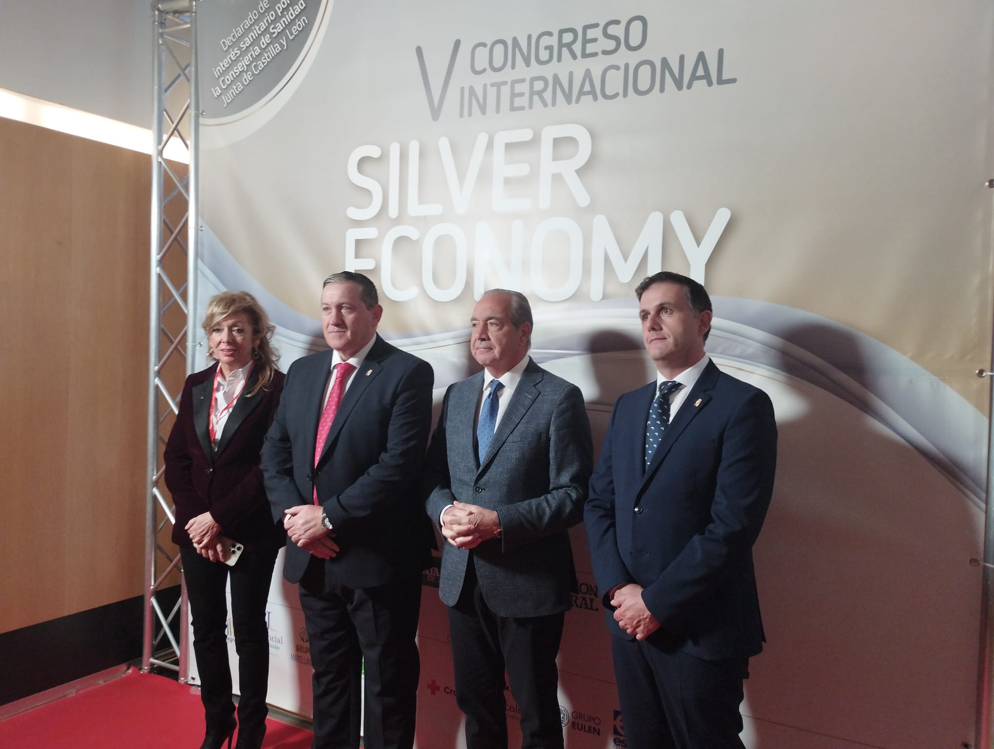 El Presidente de la Diputación Provincial, Javier Faúndez, el Director General de Caja Rural, Cipriano García, el vicepresidente segundo de la institucion provincial, Ramiro Silva, y la jefa del Servicio de Emprendimiento y Fondos Europeos, Ana Isabel Sanchez, instantes antes de la inauguración del congreso