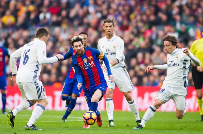 Messi, rodeado de madridistas en el último Clásico en el Camp Nou