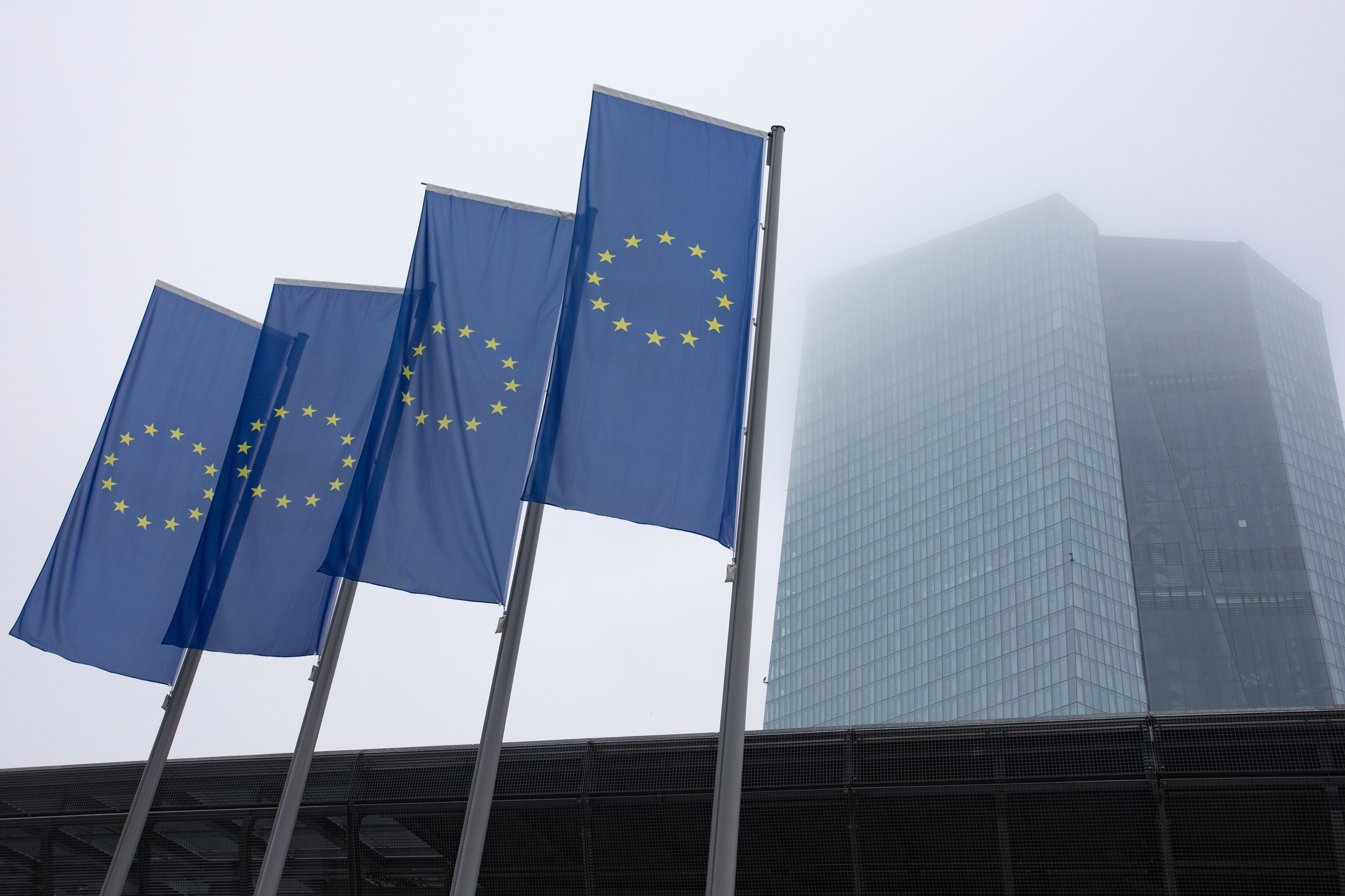 Banderas de la UE fuera del complejo de edificios de oficinas del Banco Central Europeo (BCE) en Fráncfort, Alemania.