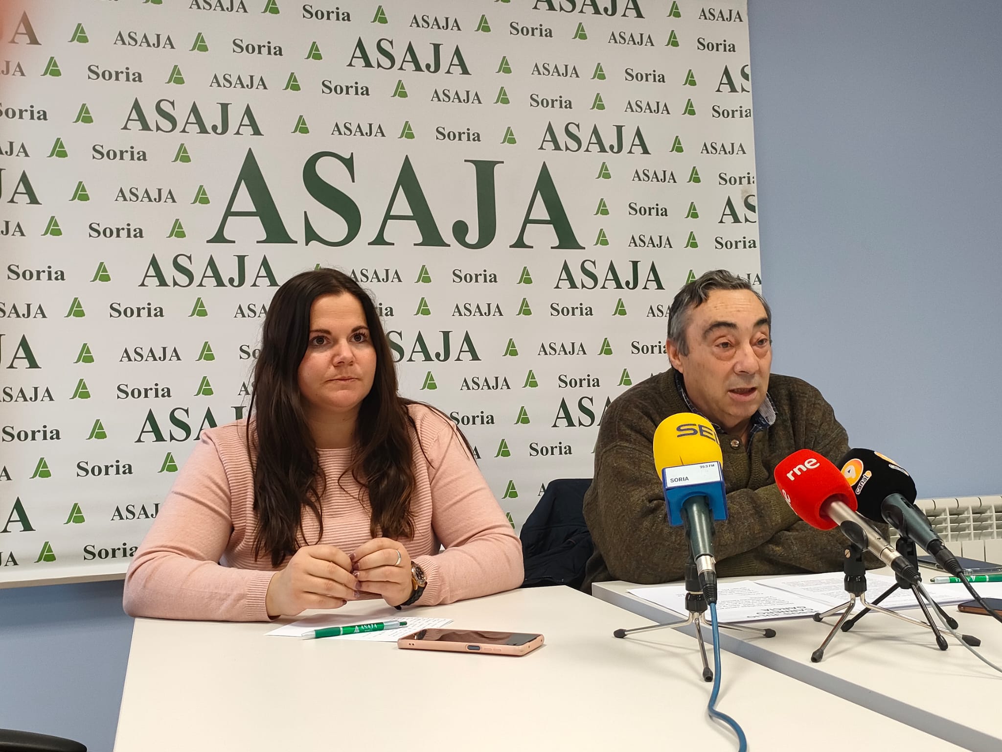 Ana Pastor, presidenta de ASAJA Soria, junto a su predecesor, Carmelo Gómez.