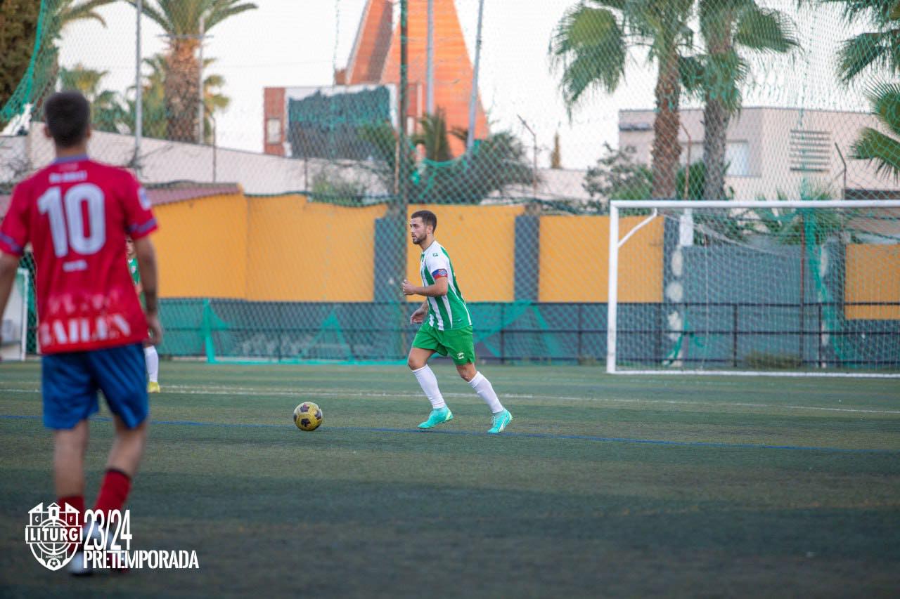 El capitán del Iliturgi CF, Javi Espallargas, controlando un balón.