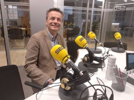 Tomás Olivares, piloto, en los estudios de Radio Aranda.