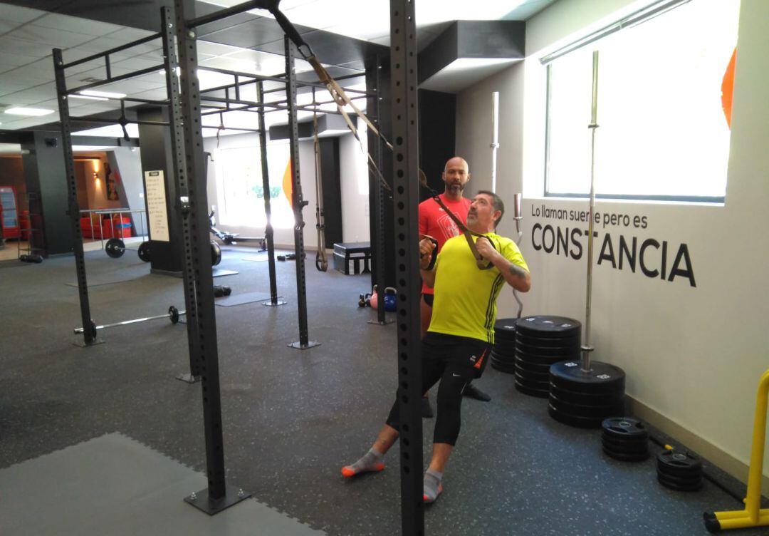 Un hombre realiza una serie de ejercicios en BoxTrain