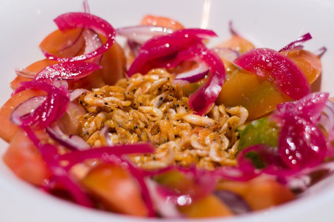 Ensalada de tomates raft y camarón salinero salteado en wok