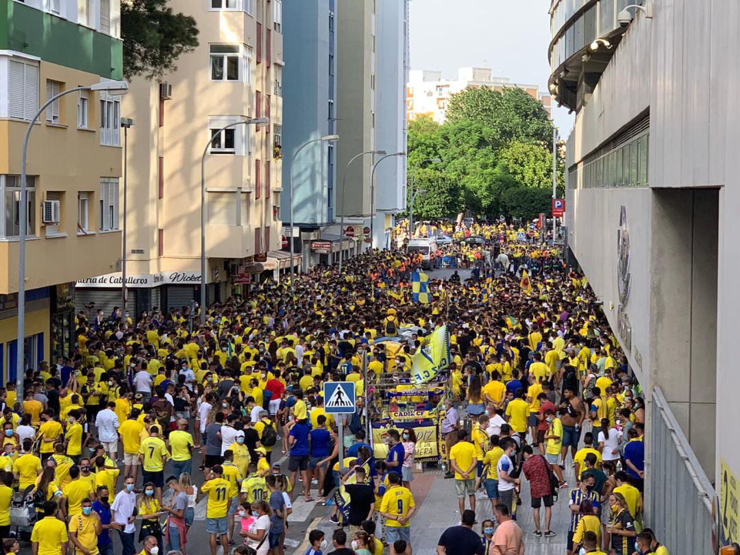 Concentración de cadistas durante el Cádiz-Fuenlabrada